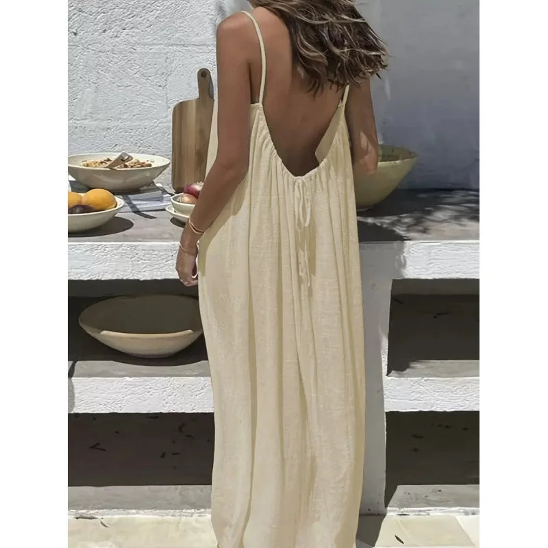 Robe dos nu ajustable Alba NAÏADE en tissu léger avec détails élégants, portée avec style pour une occasion estivale.