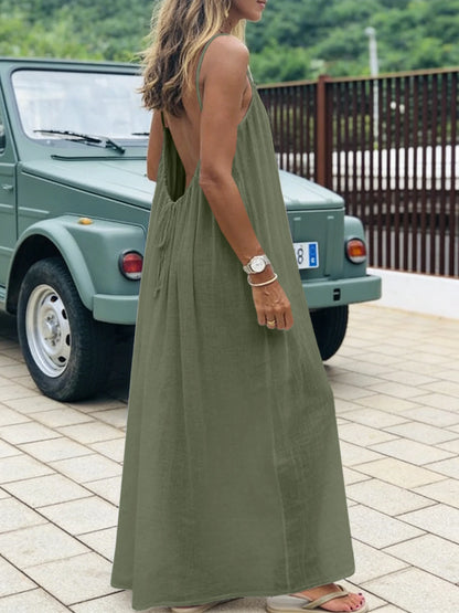Robe dos nu ajustable Alba de la marque NAÏADE, vêtement léger avec décolleté dans le dos, porté en été ou plage.