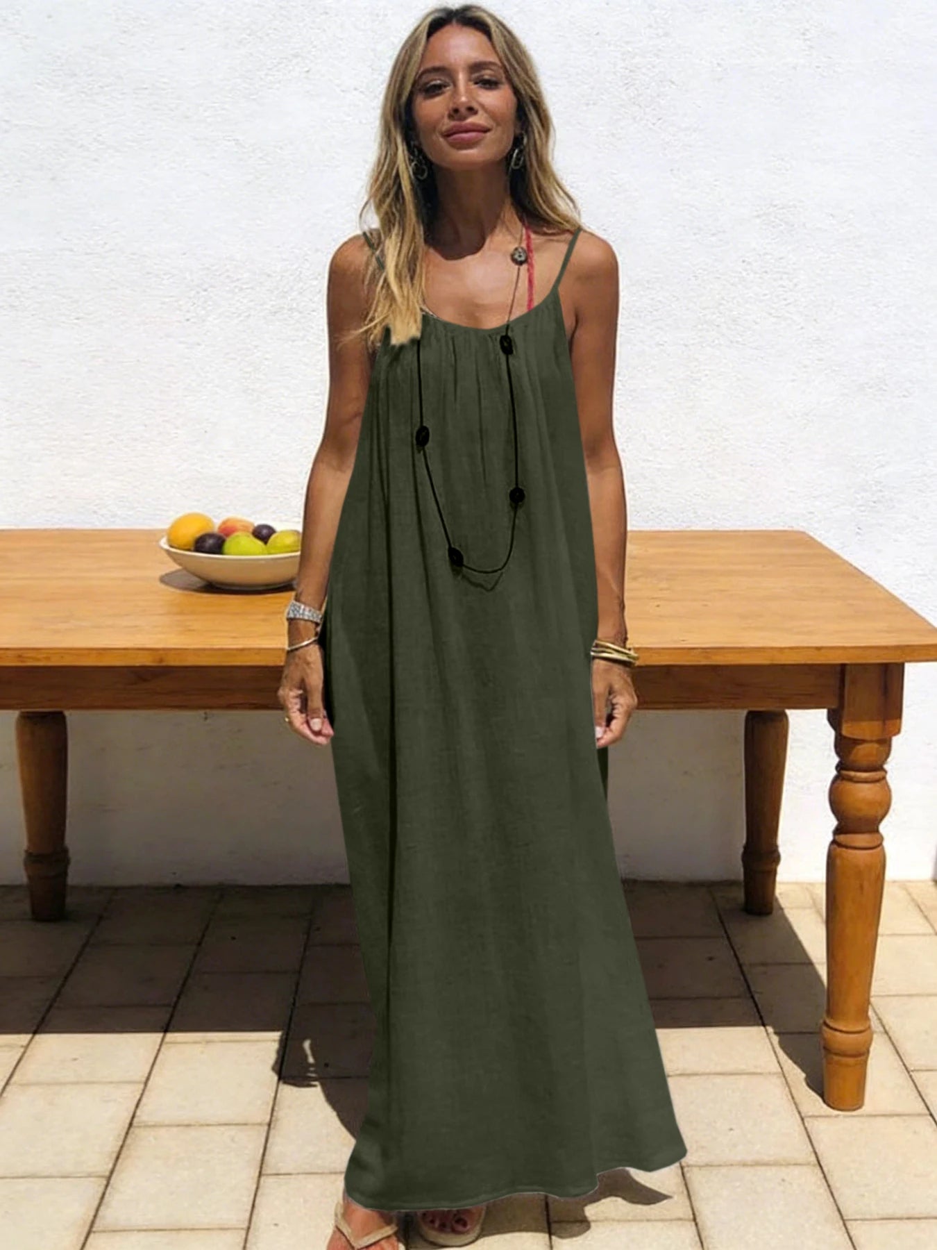 Robe dos nu ajustable NAÏADE Alba en tissu léger avec décolleté plongeant, portée élégante pour l'été.