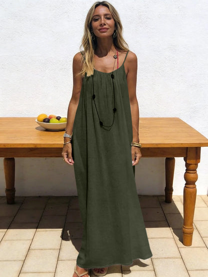 Robe dos nu ajustable NAÏADE Alba en tissu léger avec décolleté plongeant, portée élégante pour l'été.