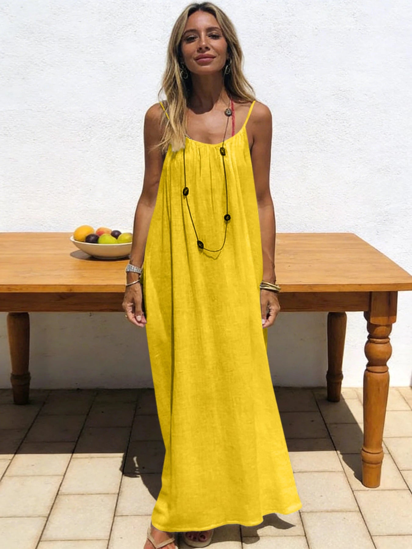 Robe dos nu ajustable NAÏADE Alba, vêtement léger en tissu fluide avec décolleté dans le dos et bretelles fines.