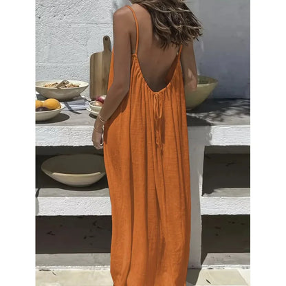 Robe dos nu ajustable Alba par NAÏADE, élégante avec découpe dans le dos et tissu léger, portée en été ou pour une occasion spéciale.